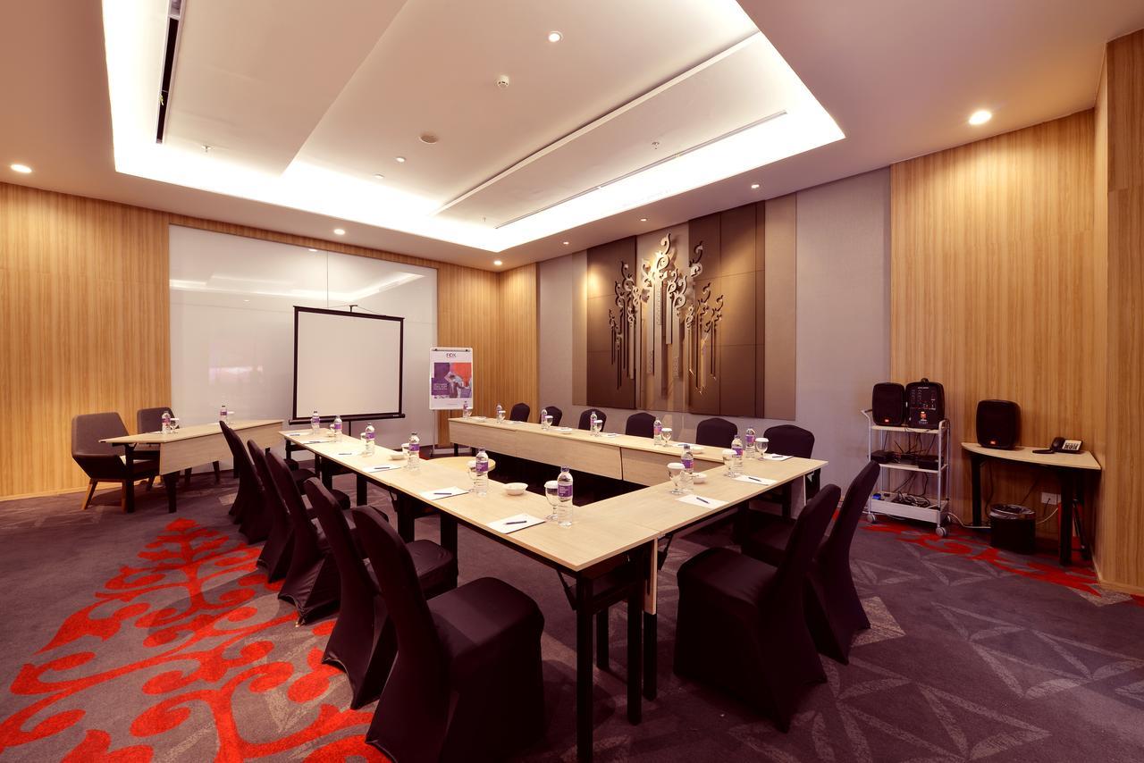 Fox Hotel Pekanbaru Exterior foto